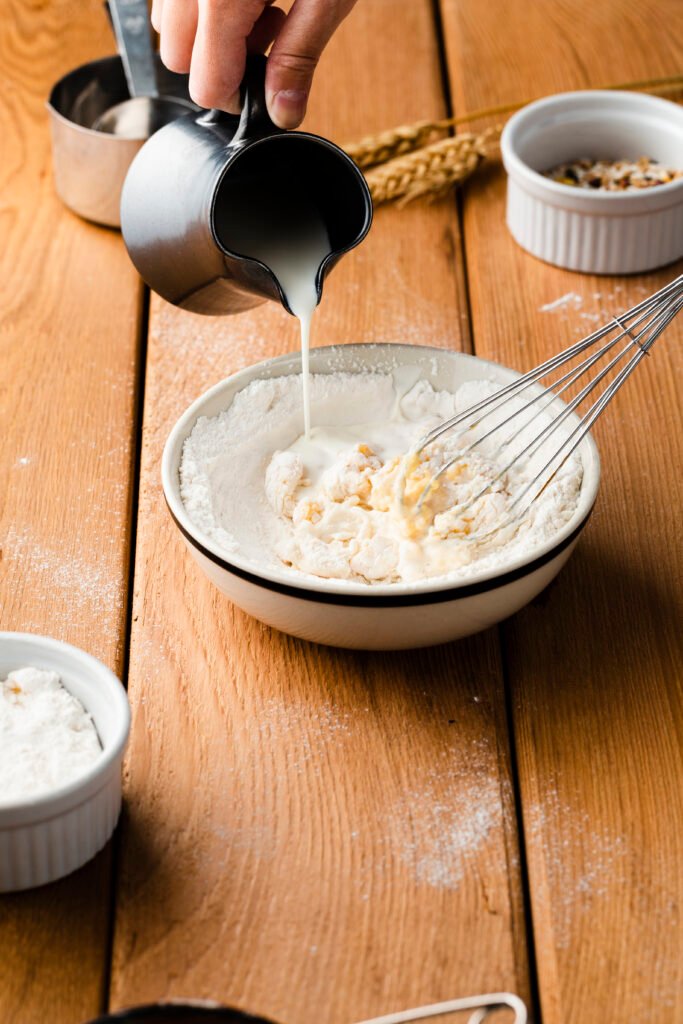 Mezcla de leche con la masa para la tarta